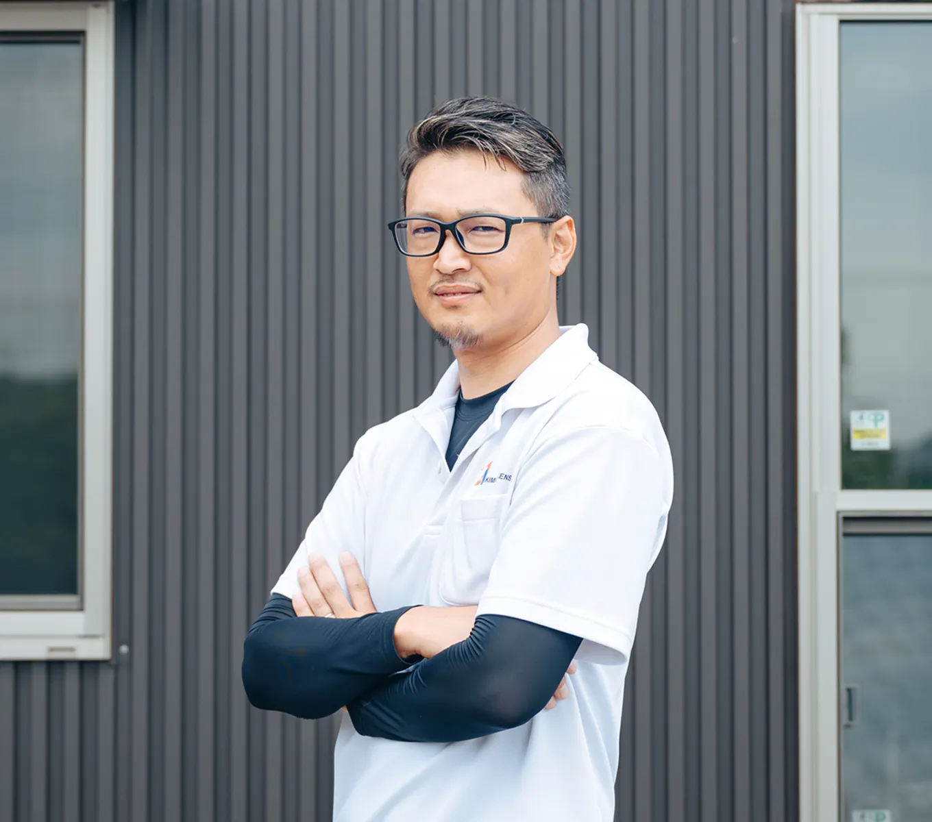 腕を組んで立つ代表の木村勇太